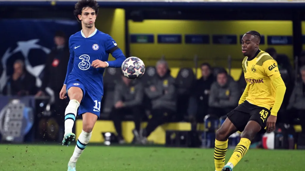 Joao Felix z Chelsea proti Jamie Bynoe-Gittens z Dortmundu
