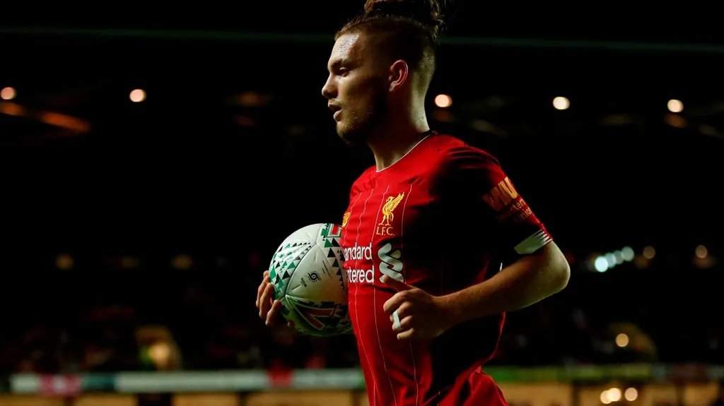 Harvey Elliott v dresu Liverpoolu