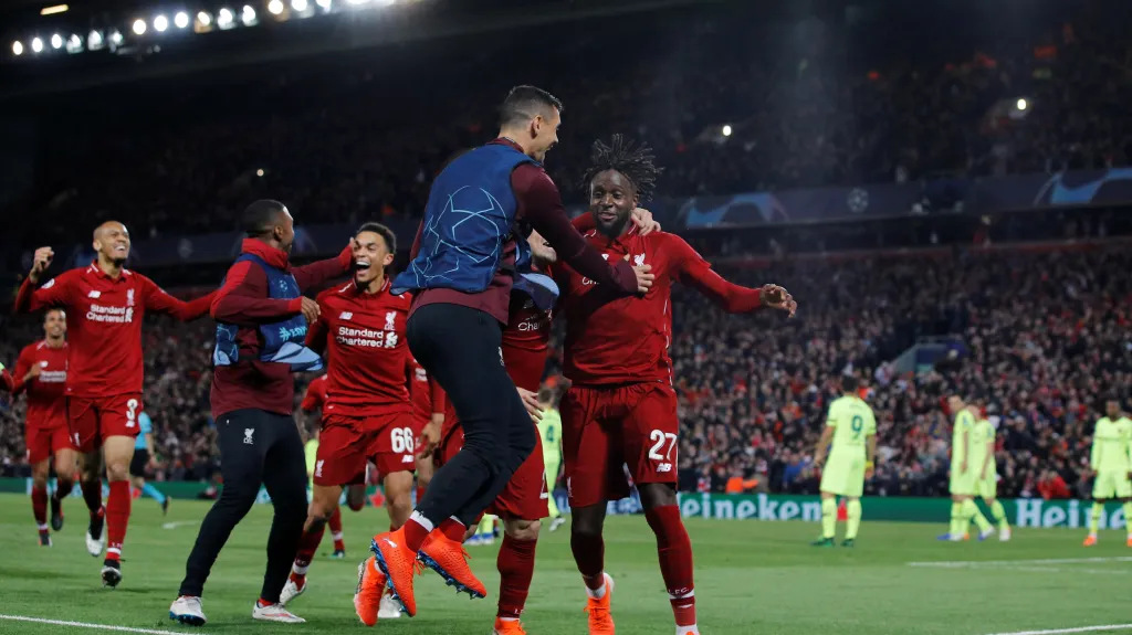 Divock Origi (vpravo) slaví se spoluhráči z Liverpoolu gól v síti Barcelony