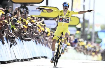 Waut van Aert slavící v cíli etapy na Tour de France