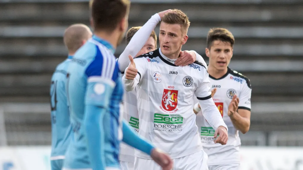 Jan Pázler (uprostřed) se raduje z gólu
