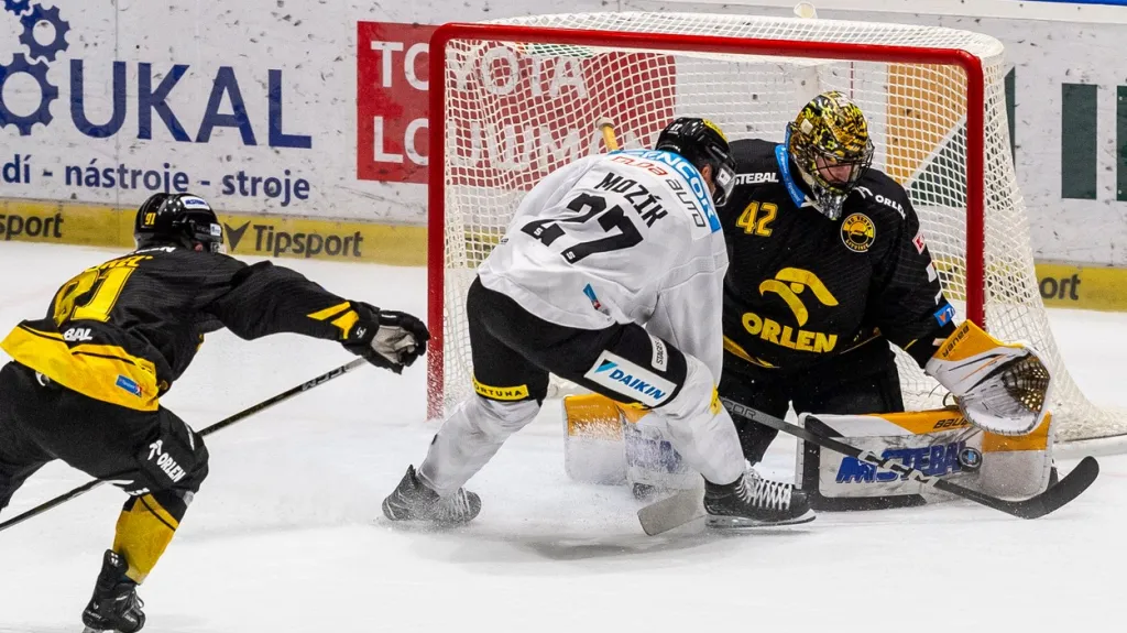 Slovenský brankář Litvínova Matej Tomek čelí sparťanské šanci