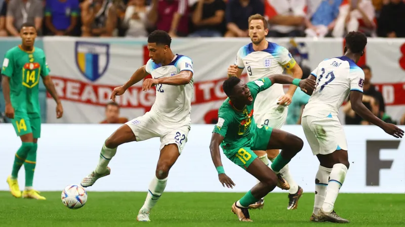 Angličan Jude Bellingham (uprostřed) v akci s míčem