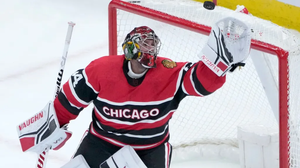 Brankář Chicaga Petr Mrázek