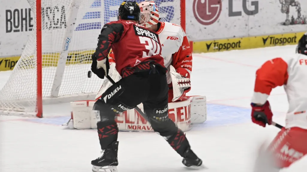 Michael Špaček ze Sparty střílí gól v utkání s Olomoucí