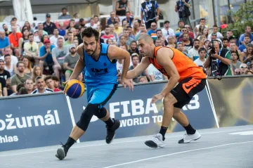 Roman Zachrla (v modrém) v dresu Humpolce