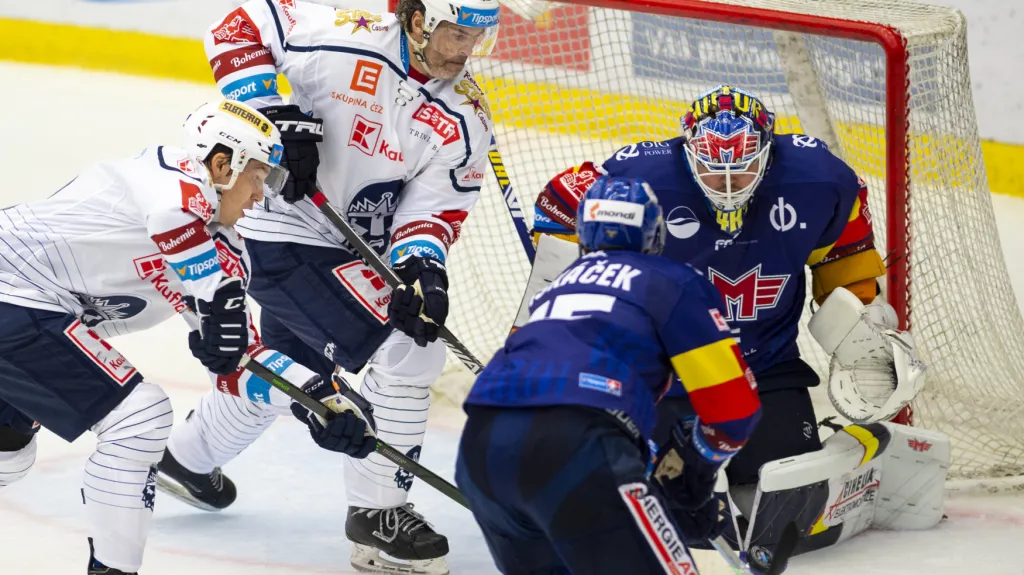 Jaromír Jágr z Kladna dotírá na brankáře Dominika Hrachovinu z Českých Budějovic