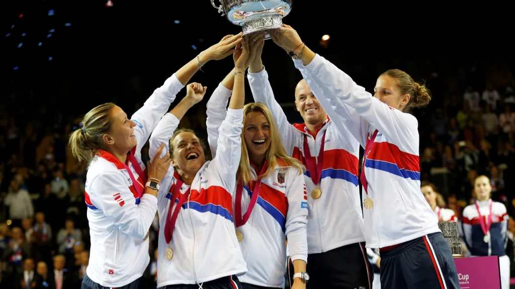 Lucie Hradecká, Barbora Strýcová, Petra Kvitová, Petr Pála a Karolína Plíšková s trofejí pro vítězky Fed Cupu