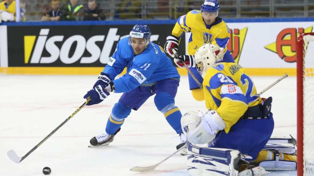 Hokejisté Ukrajiny (ve žlutém)