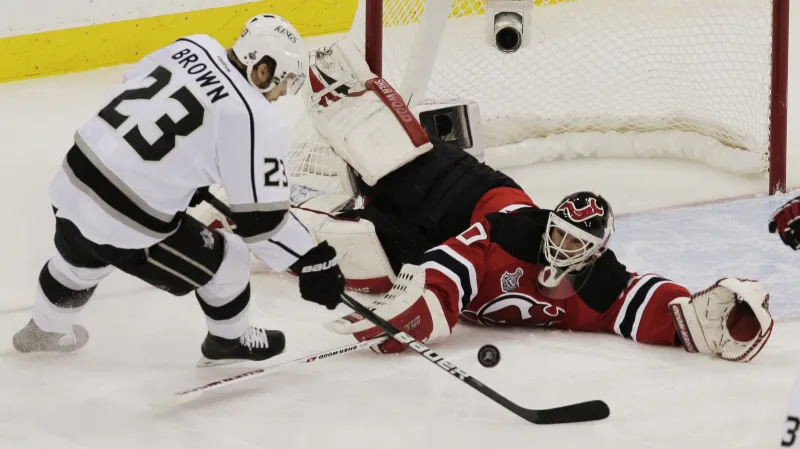 Martin Brodeur zasahuje proti Dustinu Brownovi