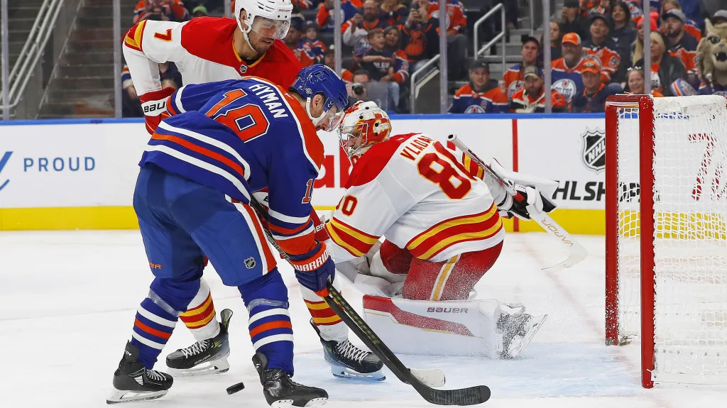 Brankář Daniel Vladař z Calgary v akci během utkání v Edmontonu