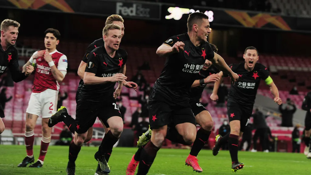 Tomáš Holeš se raduje se spoluhráči ze Slavie z gólu v síti Arsenalu