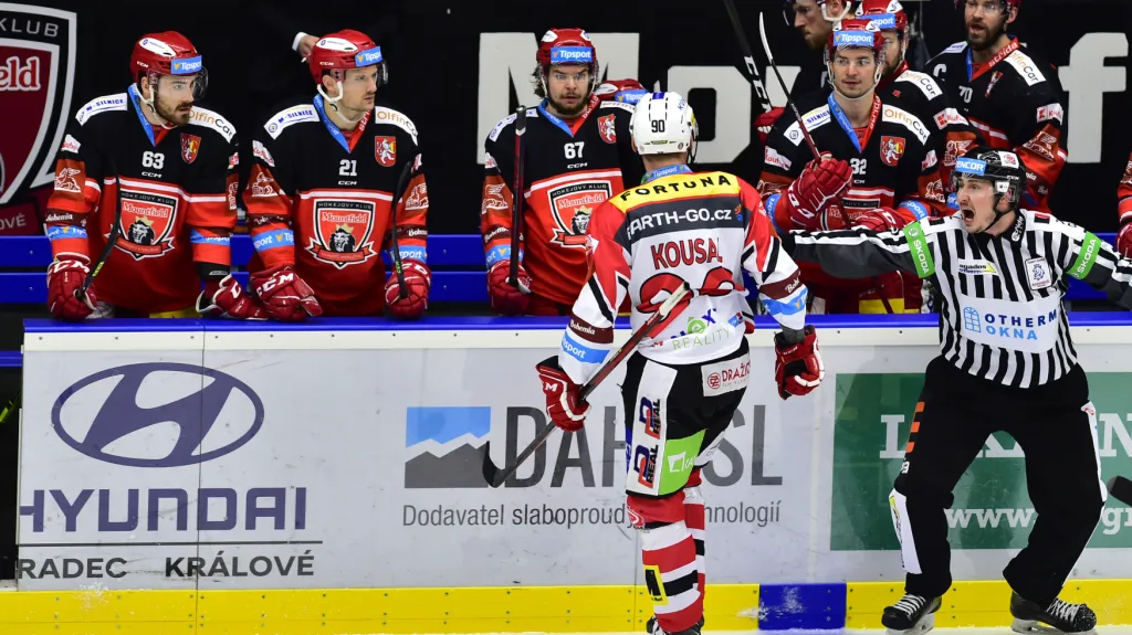 Pardubický útočník Robert Kousal v diskuzi se střídačkou Hradce Králové