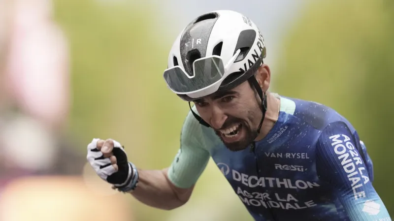 Valentin Paret-Peintre slaví vítězství v etapě na letošním Giru