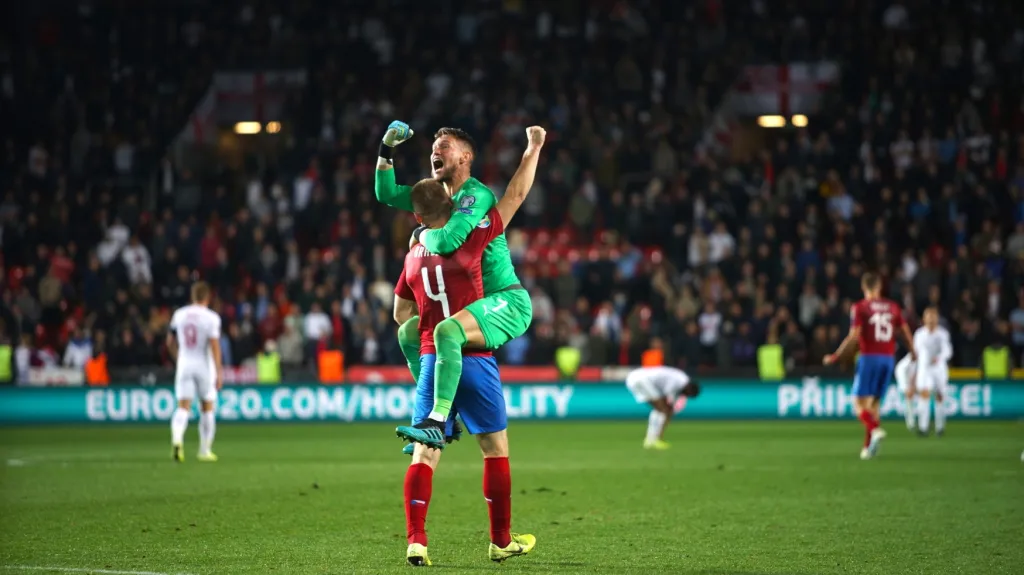 Brankář Tomáš Vaclík a obránce Jakub Brabec se radují z vítězství nad Anglií