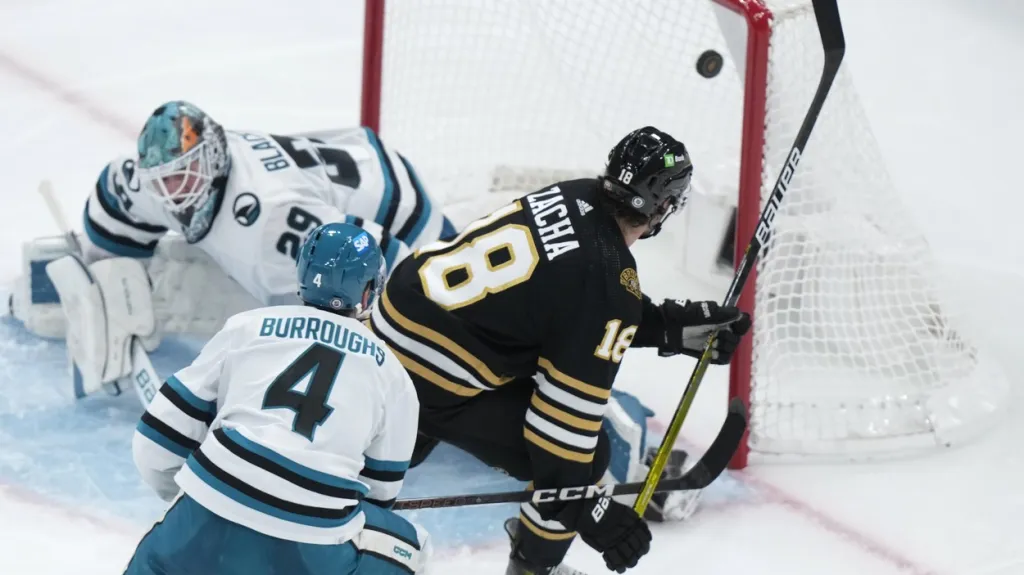 Pavel Zacha dává gól San Jose