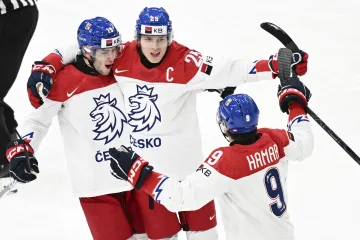 Jiří Kulich se raduje se spoluhráči