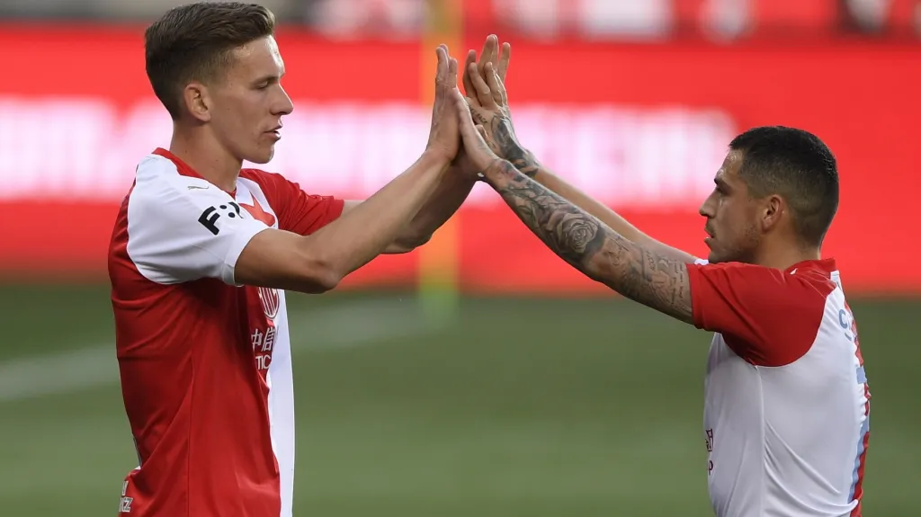 Lukáš Provod si plácá se svým spoluhráčem 