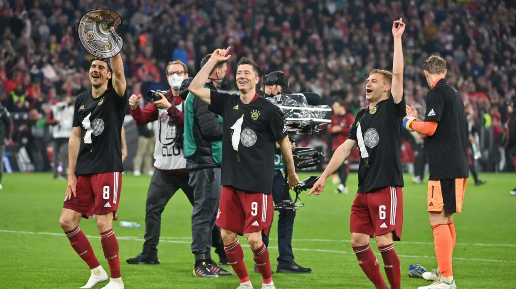Hráči Bayernu slaví desátý titul v řaě