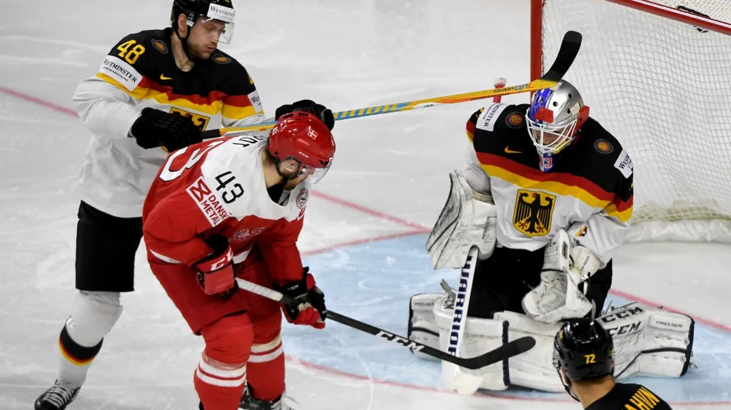 Německý brankář Danny Aus den Birken v zákroku proti Nichlasi Hardtovi z Dánska