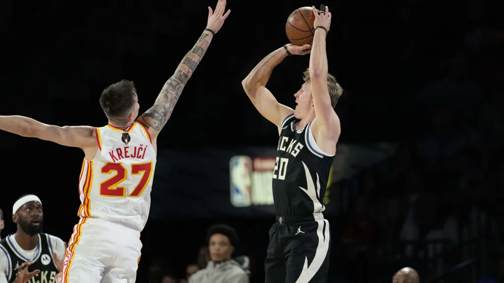 Vít Krejčí z Atlanty brání střele AJ Greena z Milwaukee Bucks