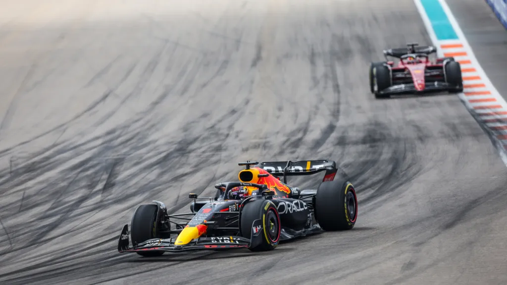 Max Verstappen před Charlesem Leclercem