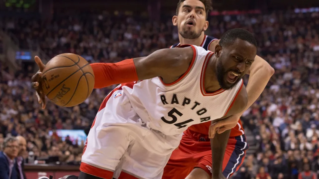 Tomas Satoranský z Washingtonu (v červeném) se snaží ubránít Patricka Pattersona z Toronta