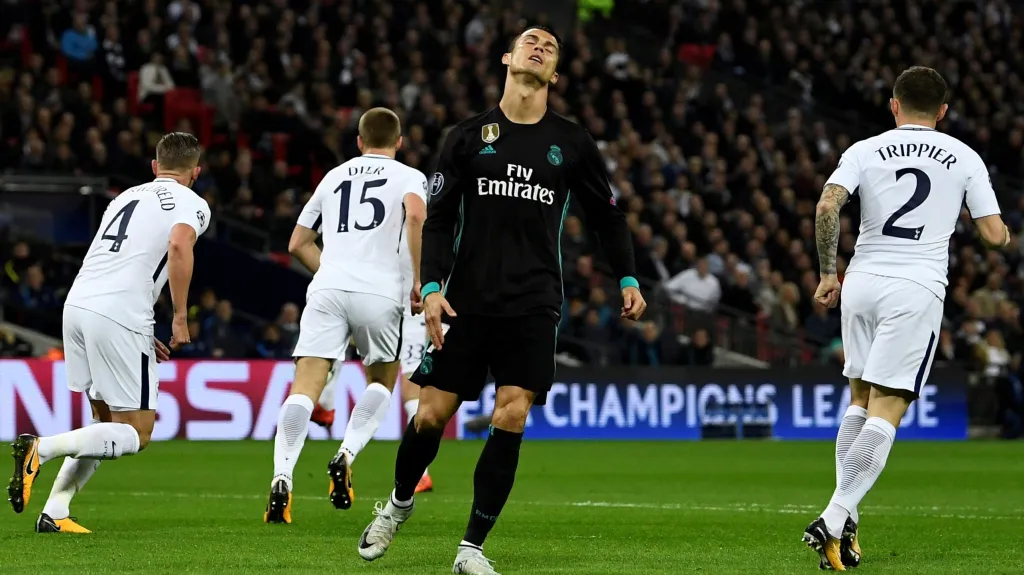 Zklamaný Cristiano Ronaldo z Realu Madrid v utkání s Tottenhamem