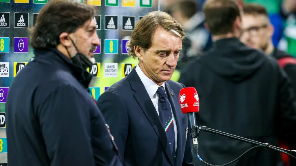 Zklamaný trenér Itálie Roberto Mancini (uprostřed)