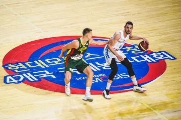 Tomáš Satoranský v duelu s Litvou