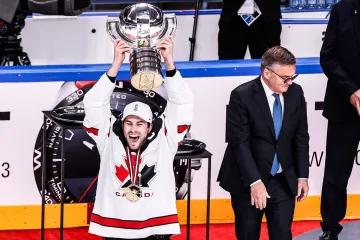 Adam Henrique s trofejí pro mistry světa