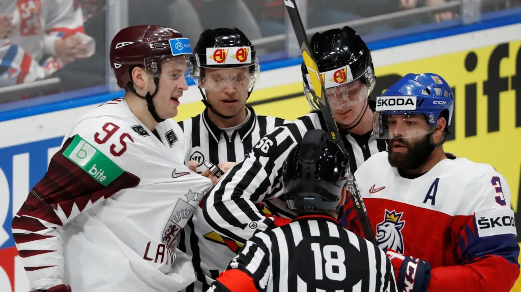 Radko Gudas (vpravo) a Lotyš Oskars Batna v diskuzi se sudími