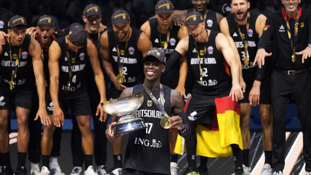 Dennis Schröder s trofejí pro mistra Evropy