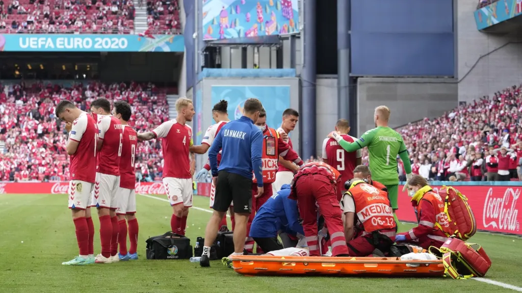 Záchranáři poskytují Christianu Eriksenovi první pomoc