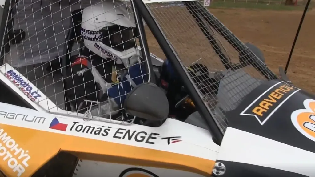 Tomáš Enge při premiéře v autokrosu