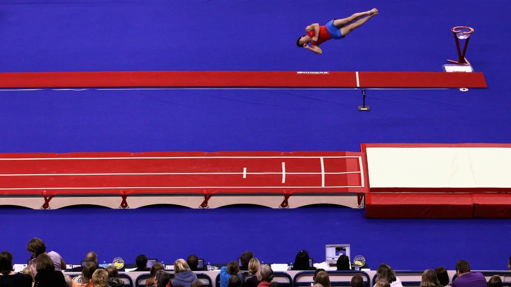 Akrobacie (tumbling) - skok přes 25 metrů dlouhou dráhu
