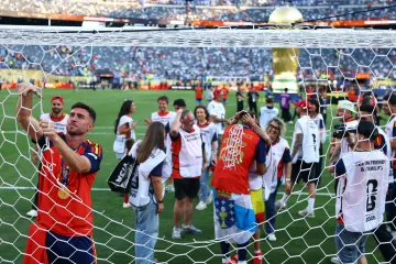 Španělský reprezentant Laporte si po vítězném finále MS střihá na památku kus sítě z branky