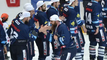 Hokejisté Liberce se radují ze zisku mistrovského titulu