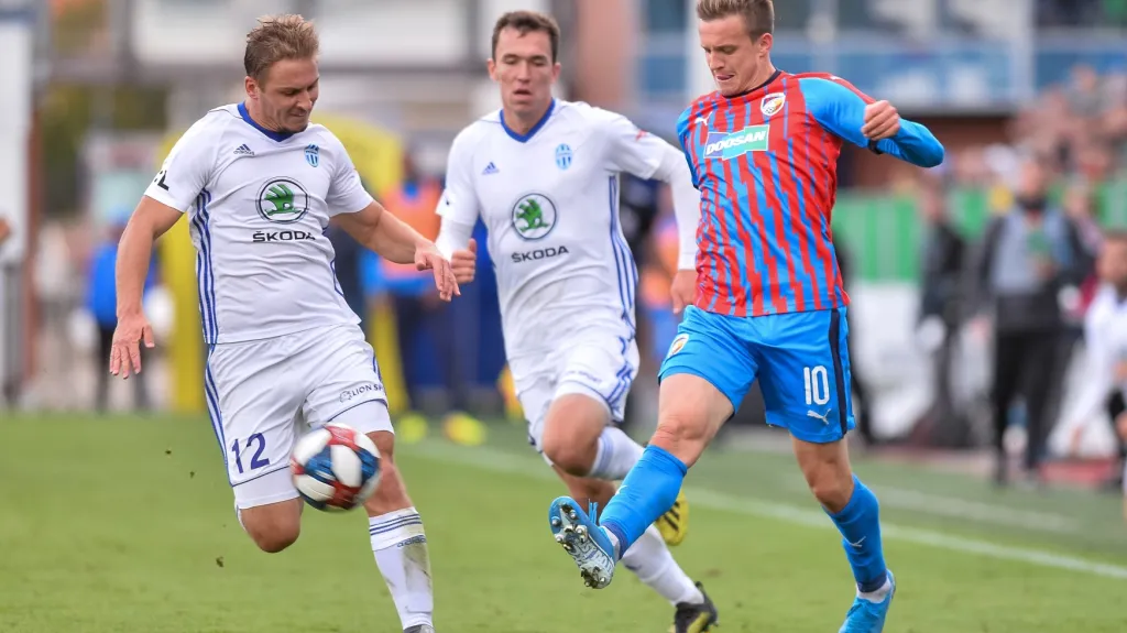 Jan Kopic z Plzně (vpravo) v utkání v Mladé Boleslavi