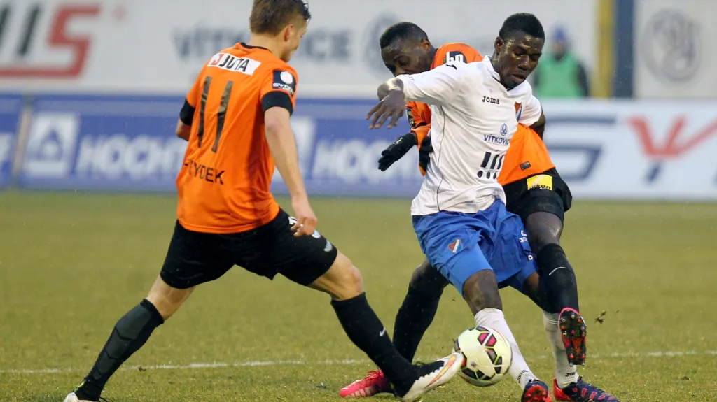 Derrick Mensah z Ostravy (uprostřed) bojuje o míč s Martinem Frýdkem a Dzonem Delargem z Liberce