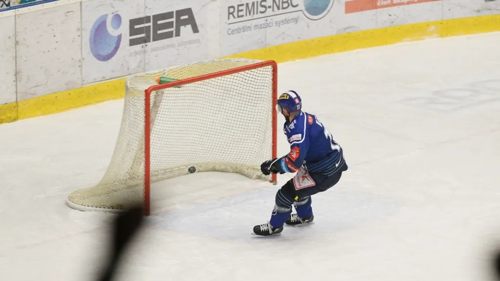 Nicolas Hlava skóruje proti Pardubicím