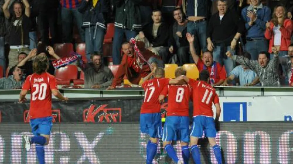 Plzeňští hráči se radují z prvního gólu