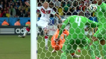 Gól v utkání Německo - Alžírsko: Özil - 2:0 (120. min.)