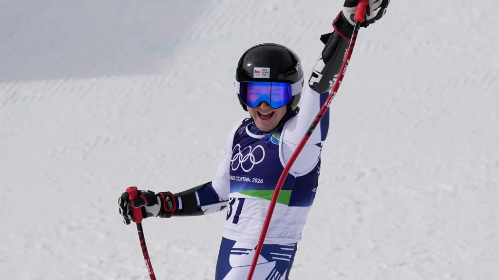 Šťastná Barbora Nováková v cíli olympijského superobřího slalomu