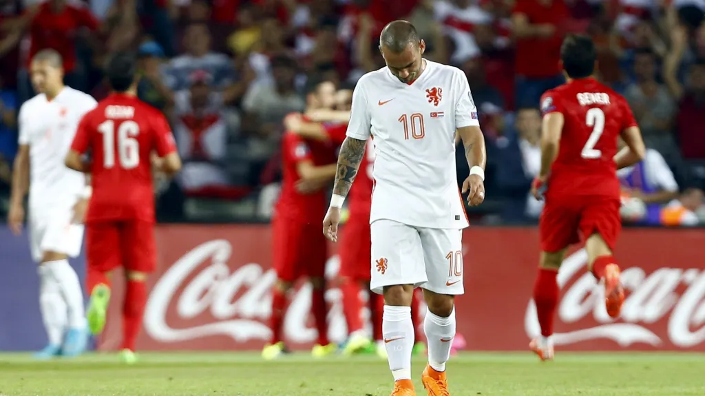 Zklamaný Nizozemec Wesley Sneijder v utkání s Tureckem