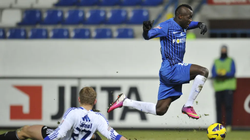 Dzon Delarge vstřílí rozhodující branku střetnutí