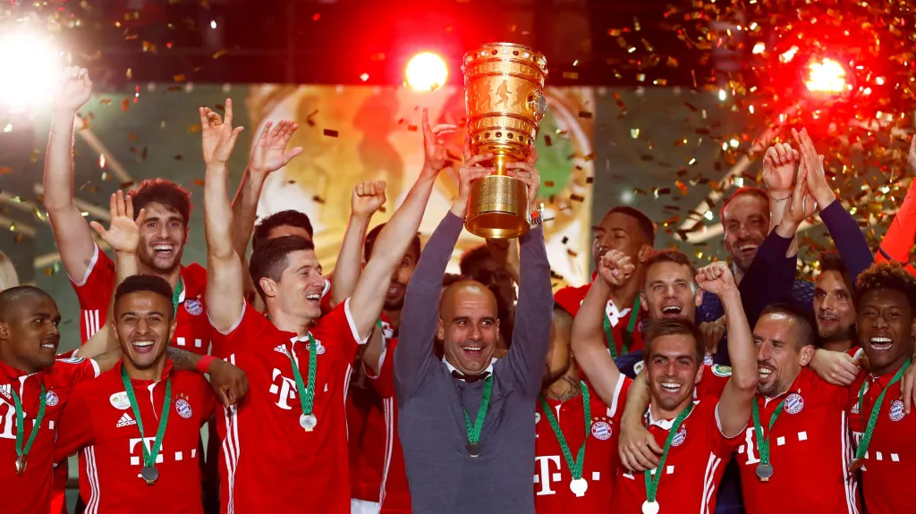 Pep Guardiola slaví s hráči Bayernu