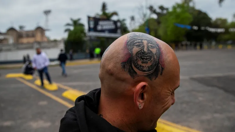 Fanoušek si nechal vytetovat Diega Maradonu na hlavu