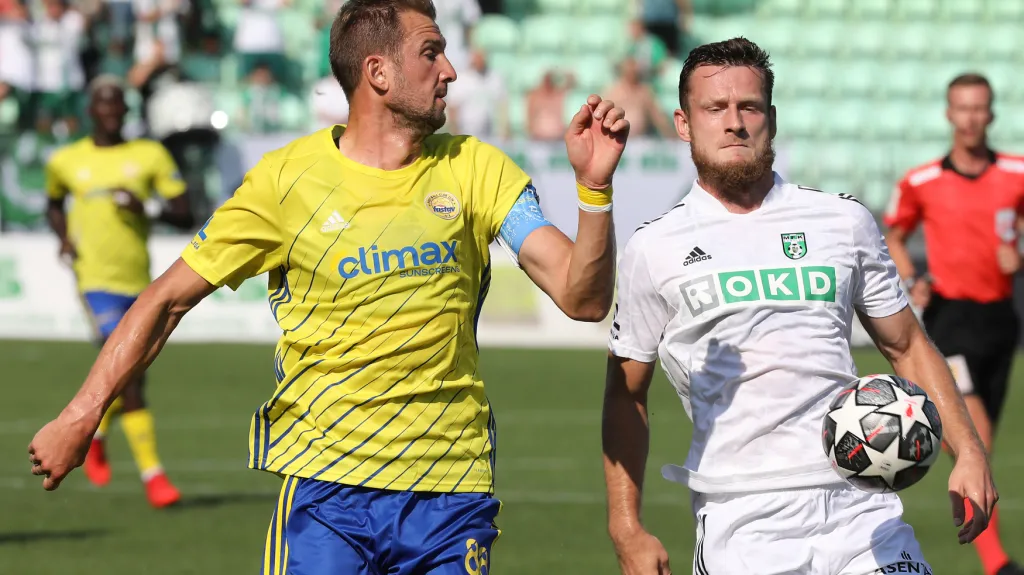 Zlínský Tomáš Poznar v souboji s Antonínem Křapkou