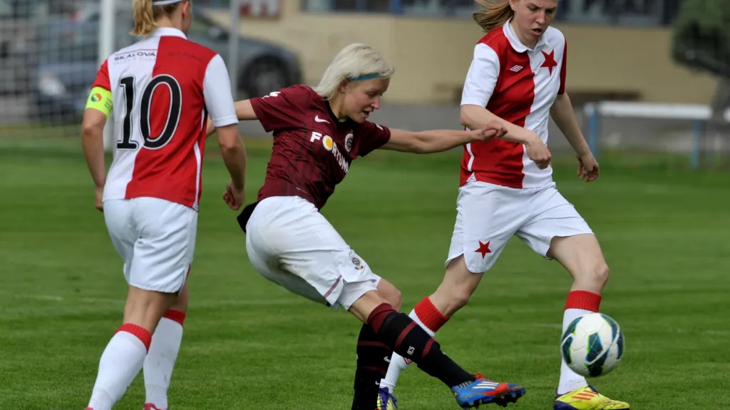Slávistické fotbalistky v utkání proti Spartě